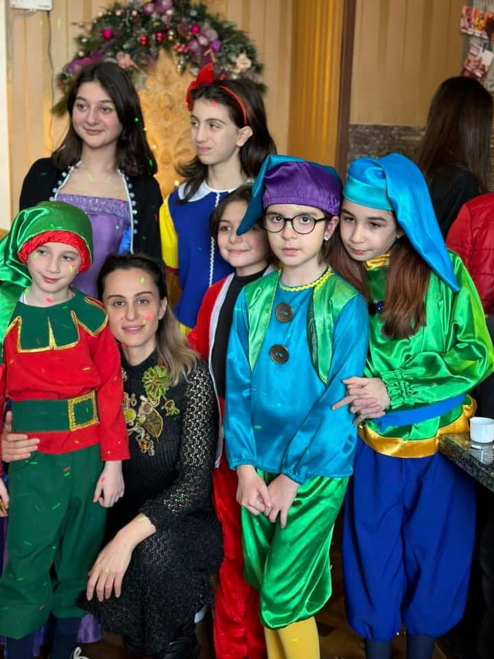 სტუდენტები სწავლობენ ინგლისურს